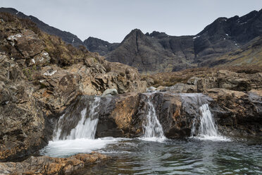 Vereinigtes Königreich, Schottland, View of Fairy Pool near Black Cuillin Hills - ELF000268