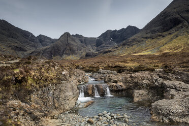 Vereinigtes Königreich, Schottland, View of Fairy Pool near Black Cuillin Hills - ELF000267