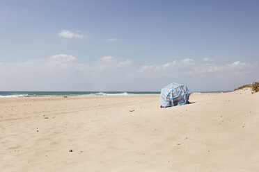 Spanien, Blick auf Regenschirm am Strand - SKF001387