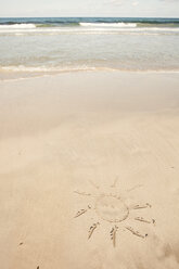 Spanien, Ansicht der Sonnenform im Sand am Strand - SKF001400