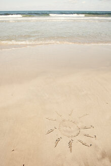 Spanien, Ansicht der Sonnenform im Sand am Strand - SKF001400