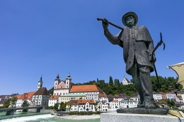 Österreich, Oberösterreich, Steyr, Blick auf Statue mit Michaelskirche im Hintergrund - EJW000228