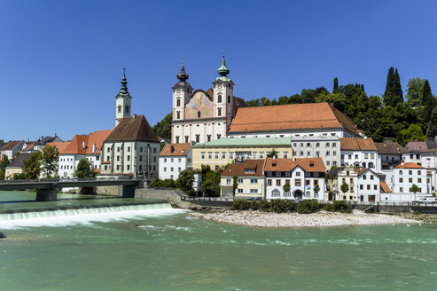 Österreich, Oberösterreich, Steyr, Blick auf den Fluss Enns und die Michaelskirche - EJW000229