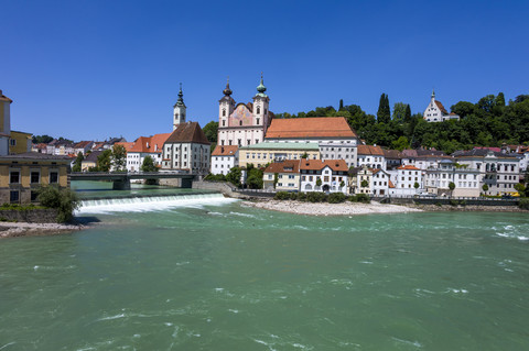 Österreich, Oberösterreich, Steyr, Blick auf den Fluss Enns und die Michaelskirche, lizenzfreies Stockfoto