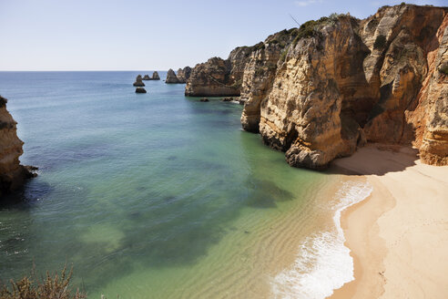 Portugal, Blick auf die Küste am Strand - SKF001393