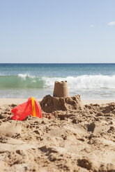 Portugal, Blick auf eine Sandburg am Strand - SKF001412