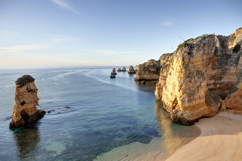 Portugal, Blick auf die Küste am Strand, lizenzfreies Stockfoto