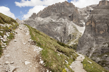 Italien, Südtirol, Dolomiten, Hochpustertal, Berglandschaft mit Trekkingpfad - SKF001451