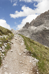 Italien, Südtirol, Dolomiten, Hochpustertal, Berglandschaft mit Trekkingpfad - SKF001452