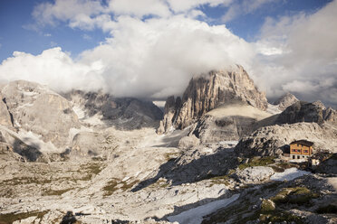 Italien, Südtirol, Dolomiten, Hochpustertal, Berglandschaft mit Hütte - SKF001456