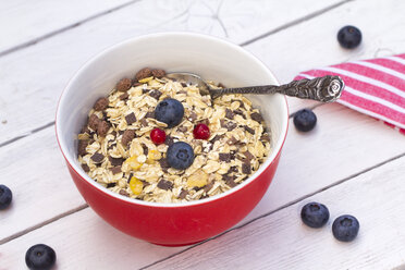 Schale mit Müsli und frischen Früchten auf Holztisch, Nahaufnahme - SARF000053