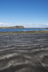 Vereinigtes Königreich, Schottland, Isle of Skye, Blick auf schwarzen Vulkansand am Strand - ELF000292