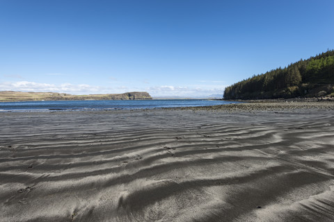 Vereinigtes Königreich, Schottland, Isle of Skye, Blick auf schwarzen Vulkansand am Strand, lizenzfreies Stockfoto