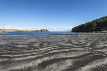 Vereinigtes Königreich, Schottland, Isle of Skye, Blick auf schwarzen Vulkansand am Strand - ELF000293