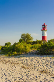 Deutschland, Schleswig Holstein, Blick auf Leuchtturm am Strand - MJF000278