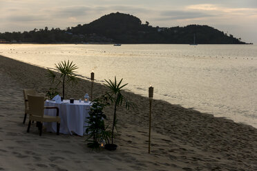 Thailand, Koh Samui, Abendessen am Strand - SJF000036