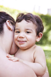 Mutter, die ihren kleinen Jungen kuschelt, lächelnd - MFF000551