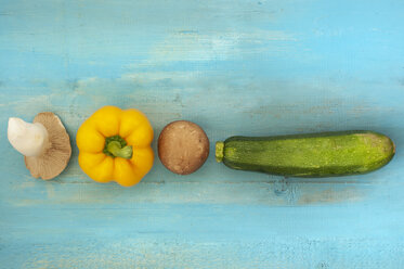 Zucchini, Champignons und gelbe Paprika auf dem Tisch, Nahaufnahme - OD000232