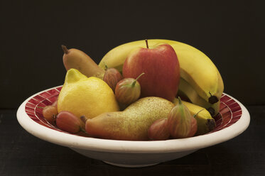Bowl of fruits on table, close up - OD000229