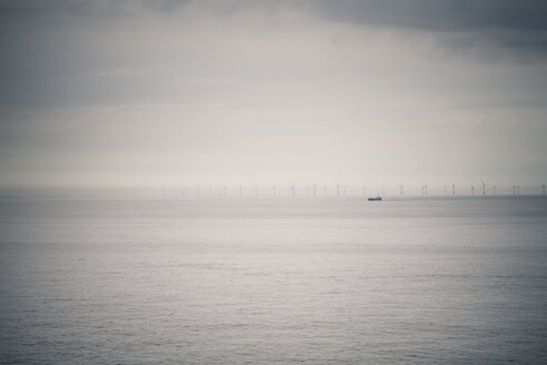 Niederlande, Ijmuiden, Blick über das Meer auf den Offshore-Windkraftplan - SBDF000187