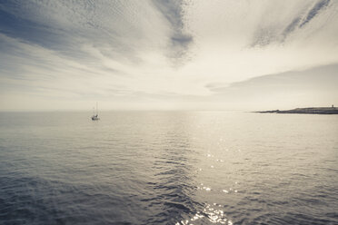 Großbritannien, Schottland, Fife, Anstuther, einsames Segelboot auf dem Meer - SBDF000189