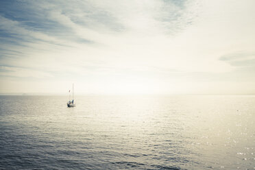 Great Britain, Scotland, Fife, Anstuther, lonely sailing boat at the sea - SBDF000167