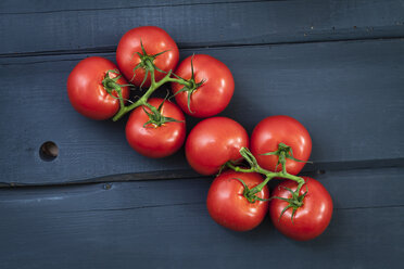 Tomaten auf Holztisch, Nahaufnahme - ECF000262