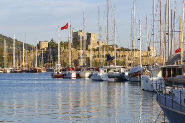 Türkei, Bodrum, Blick auf den Yachthafen und die Burg St. Peter - SIE004118