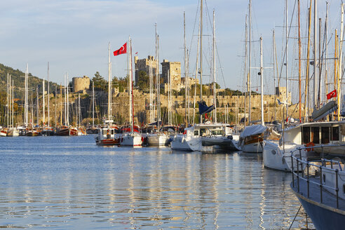 Türkei, Bodrum, Blick auf den Yachthafen und die Burg St. Peter - SIE004118