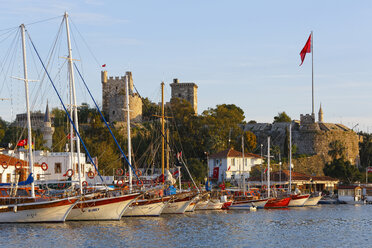 Turkey, Bodrum, View of marina and Castle of St Peter - SIE004119