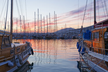 Türkei, Bodrum, Blick auf den Yachthafen in der Abenddämmerung - SIE004100