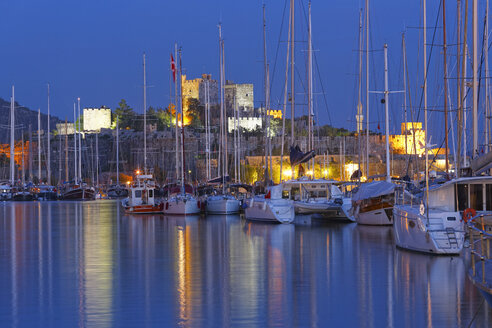 Türkei, Bodrum, Blick auf den Yachthafen und die Burg von St. Peter in der Abenddämmerung - SIE004101