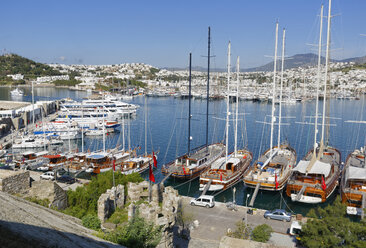 Türkei, Bodrum, Blick auf Hafen und Burg - SIE004105