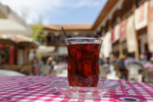 Türkei, MuglaTürkischer Tee auf dem Tisch - SIE004109