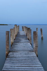 Österreich, Burgenland, Blick auf die Anlegestelle am Neusiedlersee in der Abenddämmerung - GFF000135