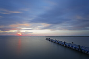 Österreich,Burgenland, Blick auf den Steg am Neusiedlersee bei Sonnenaufgang - GFF000134