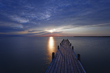 Österreich,Burgenland, Blick auf den Steg am Neusiedlersee bei Sonnenaufgang - GFF000132