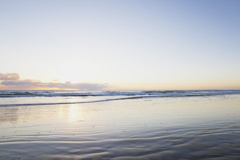 Neuseeland, Blick auf Ninety Mile Beach bei Sonnenuntergang - GW002330