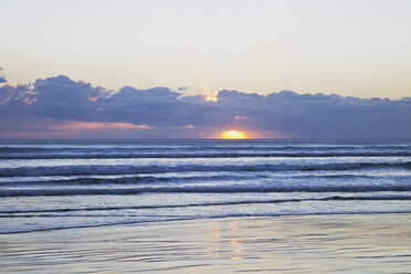 Neuseeland, Blick auf Ninety Mile Beach bei Sonnenuntergang - GW002328