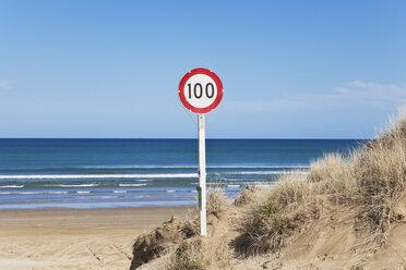 Neuseeland, Ansicht eines Warn- und Informationsschildes am Ninety Mile Beach - GW002326