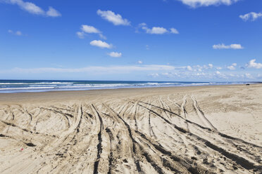 Neuseeland, Blick auf die Reifenspur am Ninety Mile Beach - GW002308