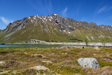 Norwegen, Blick auf die Brücke auf den Lofoten - STSF000064