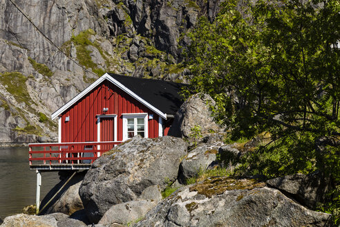 Norwegen, Blick auf das Haus in den roten Bergen - STS000065