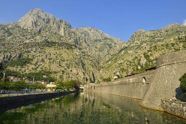 Montenegro, Blick auf den Fluss Skurda und die Altstadt - ES000453