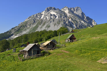 Montenegro, Blick auf Katun Vulica und den Gipfel Kom Vasojevicki - ES000449