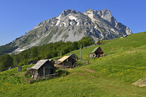 Montenegro, Blick auf Katun Vulica und den Gipfel Kom Vasojevicki - ES000449