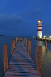 Österreich, Burgenland, Blick auf Leuchtturm am Neusiedlersee - GF000152