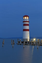 Österreich, Burgenland, Blick auf Leuchtturm am Neusiedlersee - GF000153