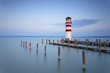 Österreich, Burgenland, Blick auf Leuchtturm am Neusiedlersee - GF000146