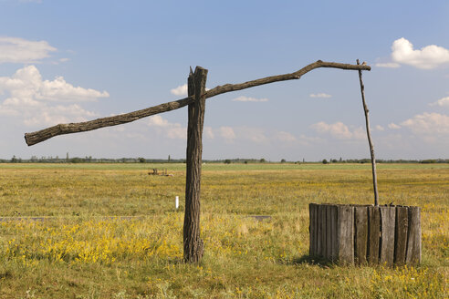 Austria, Burgenland, Old well near Lake Neusiedl - GF000140